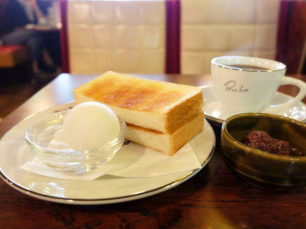 Bon Bon Morning Set, a typical Nagoya Breakfast consisting of toast and boiled egg. 