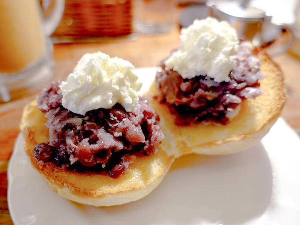 Bucyo Coffee Morning Service with a Ogura-an (sweet red bean paste) specialty.