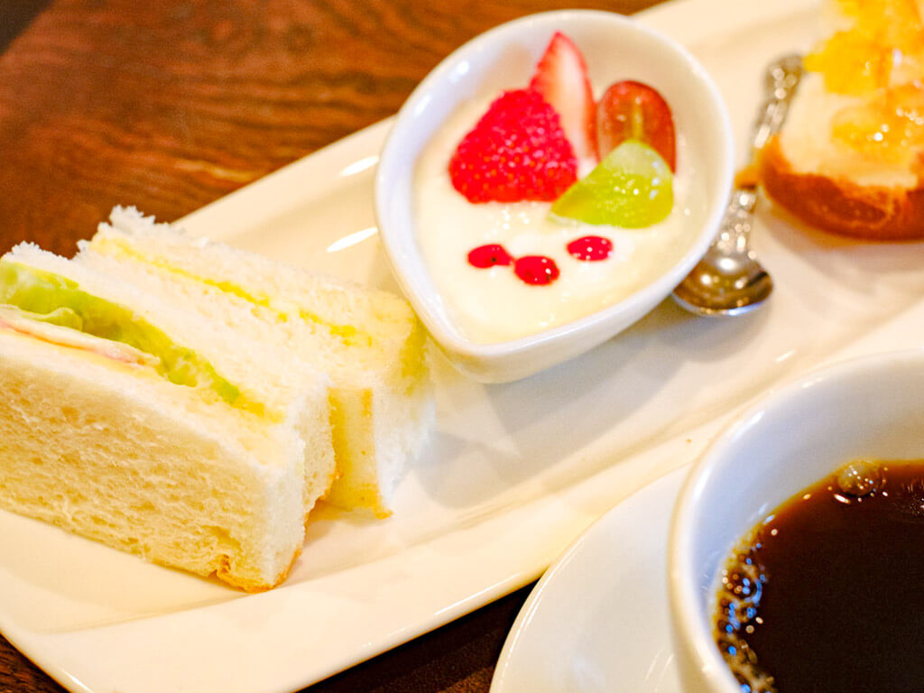 Mini sandwiches, yogurt and toast for your Morning Service at Cafe de Lyon.