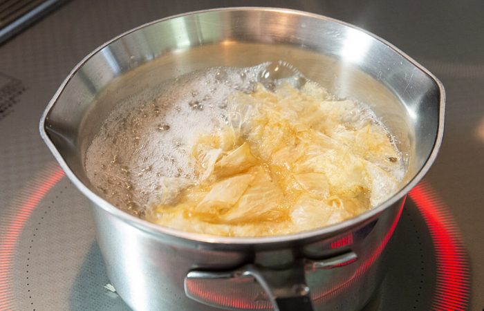 Dashi stock boiling