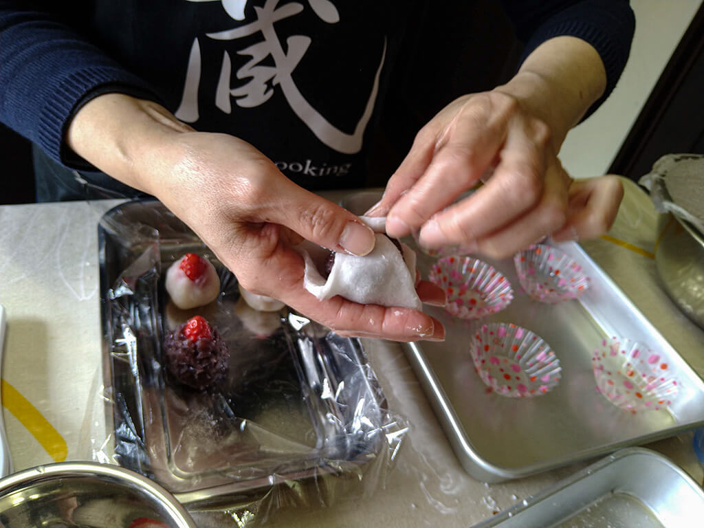 Forming strawberry Daifuku