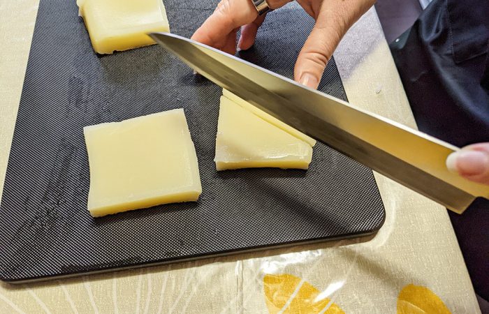 Cutting Uiro sweet jelly