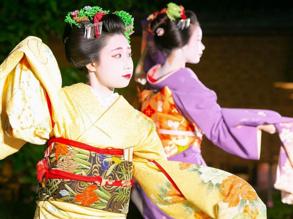 A pair of Geisha performing at a Ryotei. Image via Ryotei Kawabun