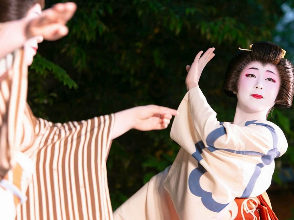 This Geisha obviously isn’t interested in what the other one has to say. Image via Meigiren.