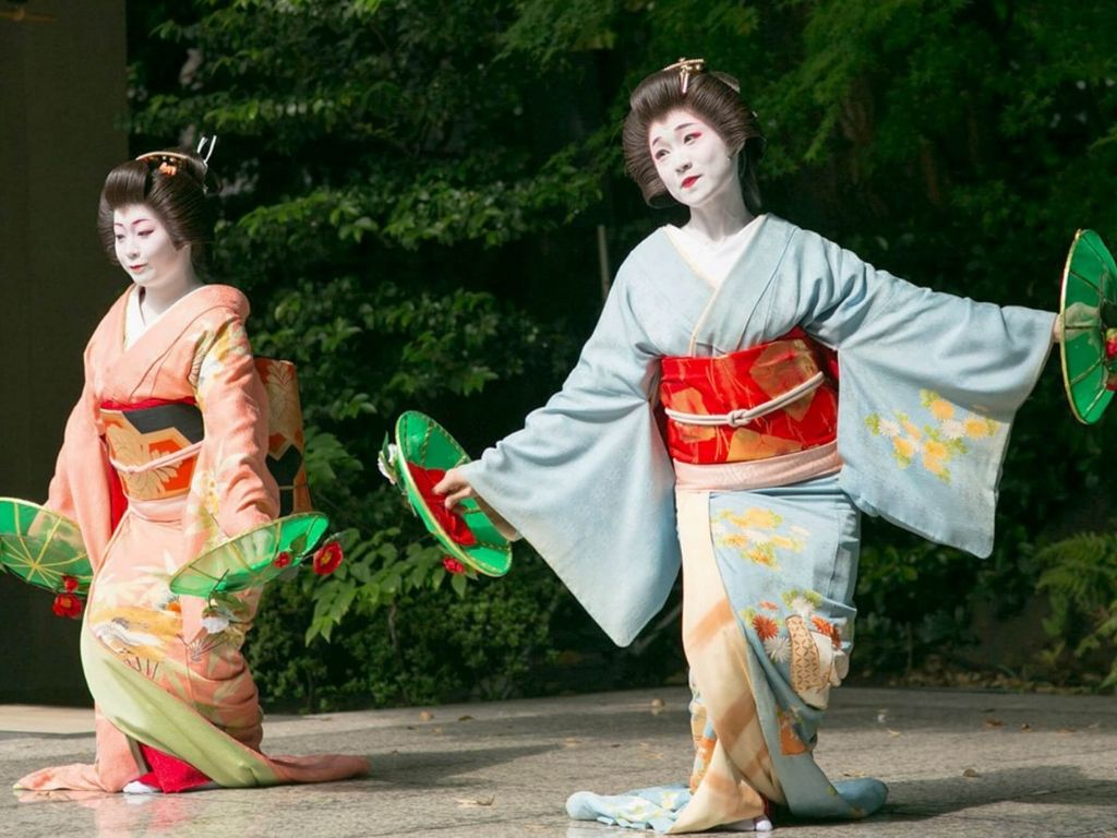 A performance by two Meigiren Geisha. Image via Ryotei Kawabun