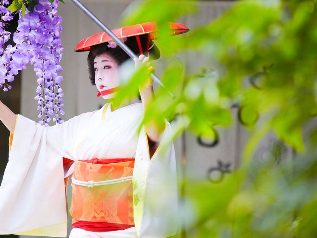 A Geisha sporting a rather fetching headdress. Image via Ryotei Kawabun