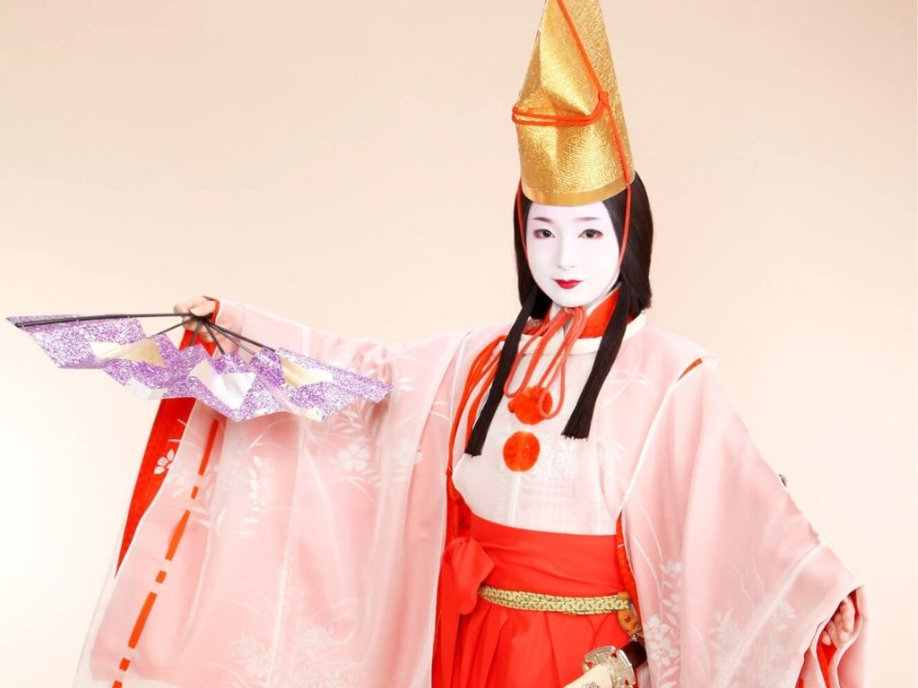 The distinct and traditionally male attire of the Shirabyoshi. 