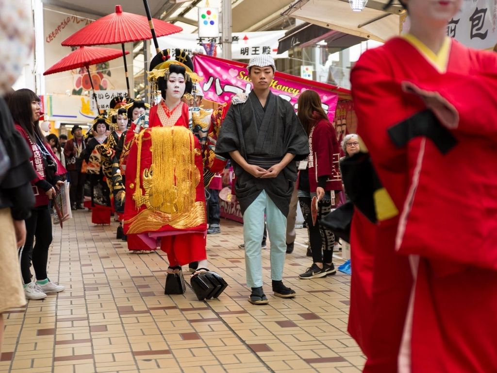 Oiran - a high-ranking courtesan or woman of pleasure from the Osu Oiran Dochu (a parade held in Osu Kannon, Nagoya). The style of shoes still seems popular among the young! Image via Elisabeth Llopis @ellpcreative