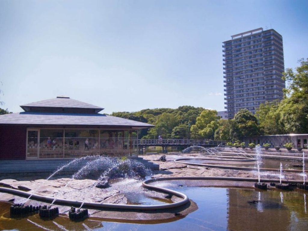 Shiori-tei and water fountains. 