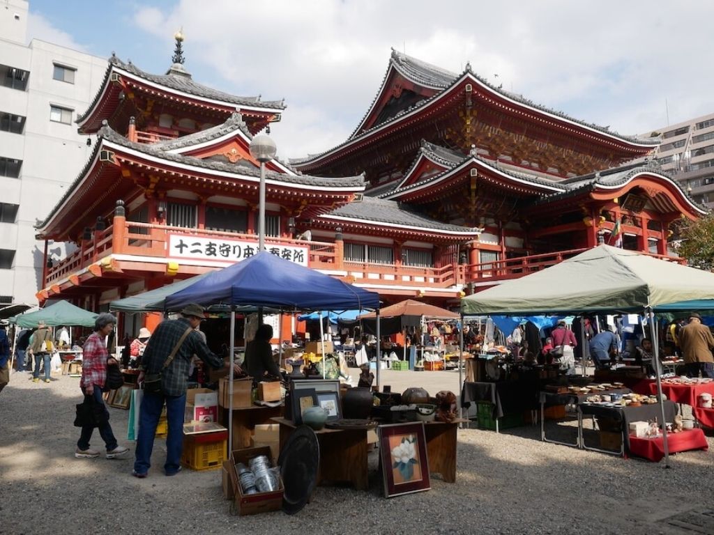 The ancient Osu Kannon is the perfect backdrop for a proper antiques market. 