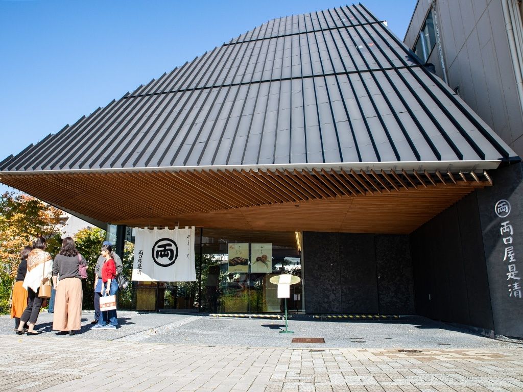 A funky roof that covers the most famous sweets shop in Nagoya. 