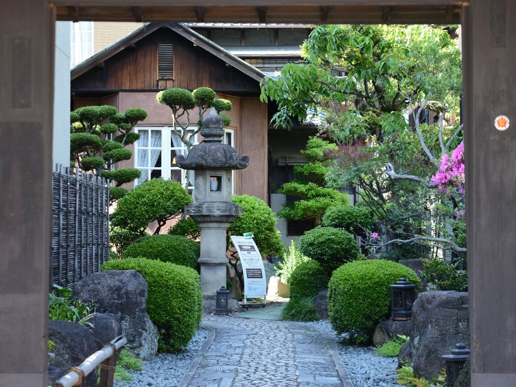 Cozying up next to the Toyodas is another famous residence of a bygone age. 