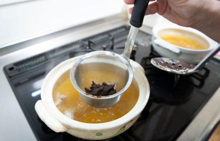 Dissolving red Miso paste
