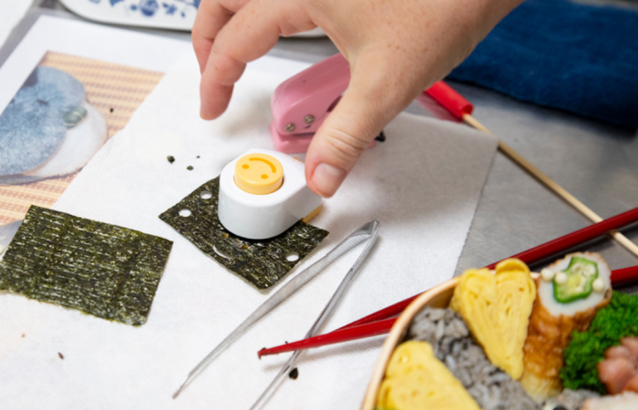 Making eyes out of nori