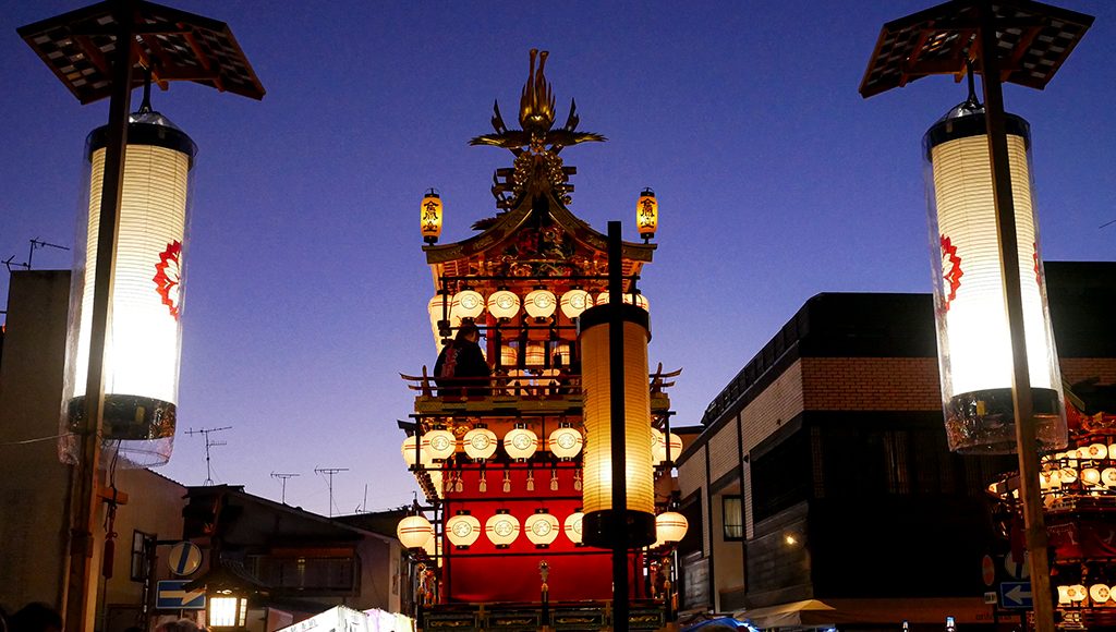 Takayama-festival-at-night03 A float and lanterns parading through the streets of Takayama.